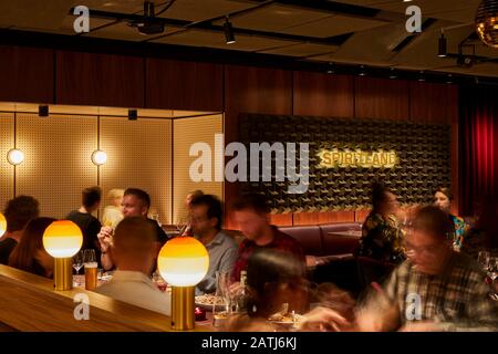 Persone al ristorante. Spiritland Royal Festival Hall, Londra, Regno Unito. Architetto: N/a, 2019. Foto Stock