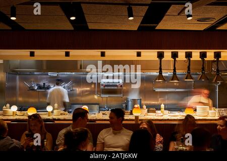 Cucina aperta nel ristorante. Spiritland Royal Festival Hall, Londra, Regno Unito. Architetto: N/a, 2019. Foto Stock