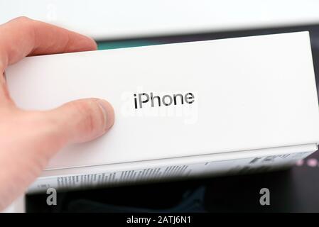 NY - FEB 03: Scatole con i iPhone e iPad Pro, isolato a NY il 03 febbraio. 2020 negli Stati Uniti Foto Stock