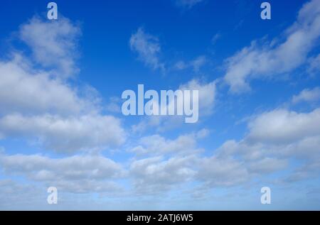 Nuvole bianche sul cielo blu sullo sfondo Foto Stock