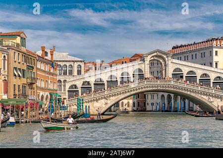 Folla di persone sul Ponte di Rialto guardando il Canal Grande, Venezia, Italia Foto Stock