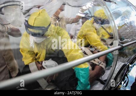 Medan, Sumatra Settentrionale, Indonesia. 3rd Feb, 2020. I funzionari sanitari indonesiani conducono un esercizio di esercizio fisico nel trasporto di un paziente che richiede isolamento al porto di Belawan a Medan il 3 febbraio 2020. L'Indonesia ha evacuato 237 cittadini e un cittadino straniero, sposato con un indonesiano, da Wuhan, come la Cina il 3 febbraio ha detto che aveva urgente bisogno di attrezzature mediche e maschere chirurgiche, mentre il tributo di morte è schizzato al di sopra di 360, rendendola più mortale della crisi della SARS quasi due decenni fa. Merito: Albert Ivan Damanik/Zuma Wire/Alamy Live News Foto Stock