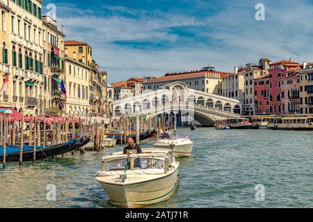 Un paio di taxi d'acqua Venezia fa la loro strada lungo il Canal Grande con il Ponte di Rialto sullo sfondo, Venezia, Italia Foto Stock