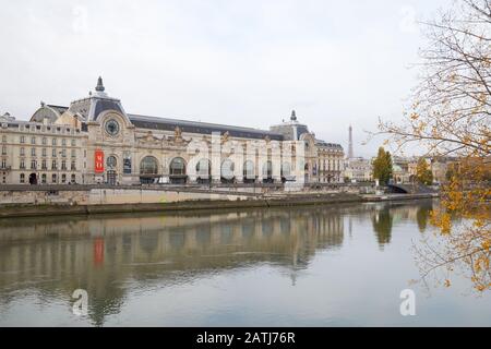 Parigi, FRANCIA - 8 NOVEMBRE 2019: Edificio del museo di Orsay o Gare d'Orsay con fiume Senna e albero d'autunno in una giornata torbida a Parigi Foto Stock