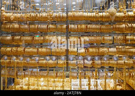 Vetrina mercato souk oro con gioielli, collane, bracciali e accessori di lusso Foto Stock