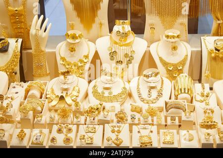 Dubai gold souk finestra di mercato con gioielli, collane, bracciali e accessori di lusso Foto Stock