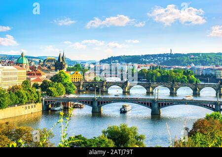 Fila di ponti a Praga al tramonto in estate, Repubblica Ceca Foto Stock