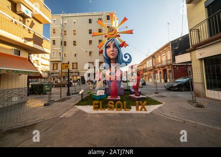 Las Fallas,papermache modelli sono costruiti poi bruciato nella tradizionale celebrazione in lode di San Giuseppe il 16 marzo 2019 a Valencia, Spagna. Foto Stock