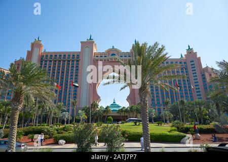 Dubai, EMIRATI ARABI UNITI - 22 NOVEMBRE 2019: Atlantis The Palm hotel di lusso con persone e turisti in una giornata di sole, cielo azzurro chiaro Foto Stock