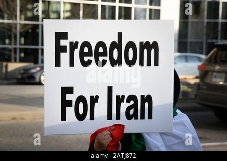 Una donna tiene un segno che chiede la libertà per Iran in solidarietà con i manifestanti iraniani contro il regime autoritario A una protesta a Toronto Foto Stock