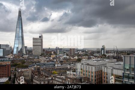 Skyline di Londra sud. Vista panoramica su Southwark, dominata dall'architettura moderna dell'edificio Shard. Foto Stock