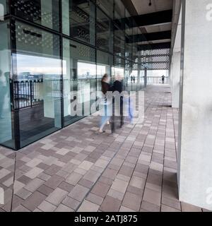 Piattaforma di visualizzazione Tate Modern. I turisti al livello di osservazione in cima alla nuova estensione della Switch House alla galleria d'arte Tate Modern. Foto Stock