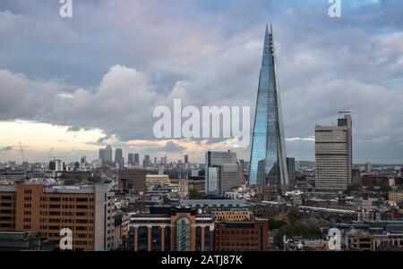 Skyline Della Città. Una vista sul sud di Londra dominata dall'edificio Shard. Il quartiere degli affari Docklands è visibile all'orizzonte. Foto Stock