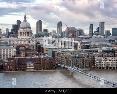 La cattedrale di St. Paul, il Millennium Bridge e il Tamigi, Londra. Una vista elevata dei principali monumenti di Londra in una giornata grigia. Foto Stock