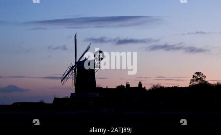 Dawn a Cley Mill, sulla costa nord di Norfolk, in Inghilterra, Regno Unito Foto Stock