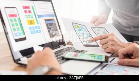 Progettisti disegno sito web ux app sviluppo. Concetto di esperienza utente. Foto Stock