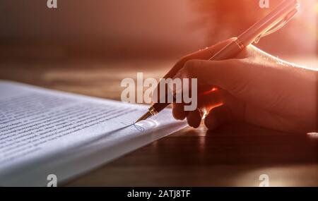 Donna d'affari che firma il documento di contratto sulla scrivania dell'ufficio, facendo un affare. Foto Stock