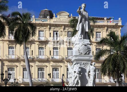 Cuba, L'Avana, Statua Di Jose Marti, Parque Central, Hotel Inglaterra, Foto Stock