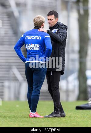 Karlsruhe, Germania. 03rd Feb, 2020. Justin Moebius (KSC) in conversazione con il coach Christian Eichner (KSC). GES/Football/2nd Bundesliga: Formazione KSC 03.02.2020 | utilizzo nel mondo credito: DPA/Alamy Live News Foto Stock