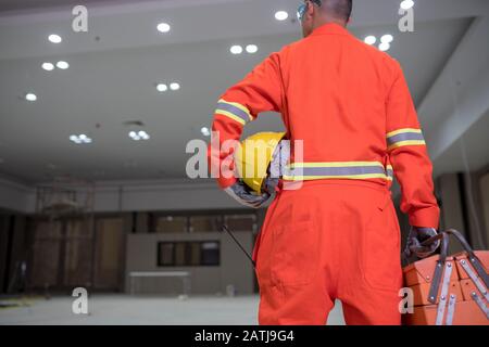 I tecnici effettuano la manutenzione elettrica nell'edificio Foto Stock