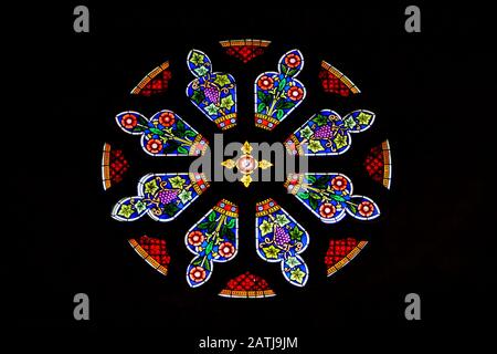 Finestra della chiesa di rose con vetrate Colorate Foto Stock