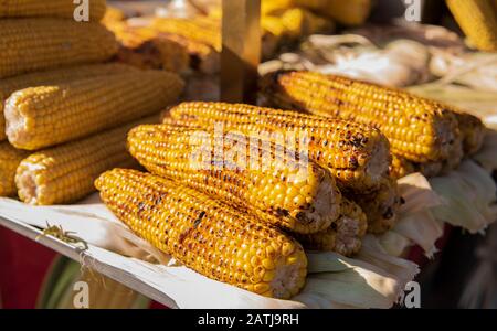 Tradizionale Street food alla griglia mais dolce Foto Stock