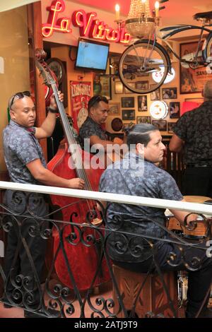 Cuba, l'Avana, ristorante, musicisti che suonano, Foto Stock