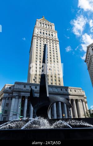 New York City, USA - 2 agosto 2018: Monumento chiamato Triumph of the Human Spirit e Thurgood Marshall, tribunale degli Stati Uniti a Foley Square in Foto Stock