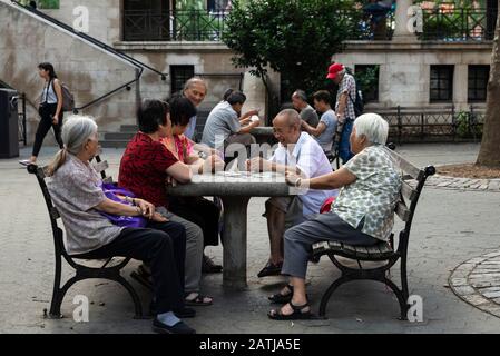 New York City, USA - 2 agosto 2018: Uomini e donne cinesi anziani che giocano a carte a Columbus Park o Mulberry Bend Park, Five Points Park e Par Foto Stock