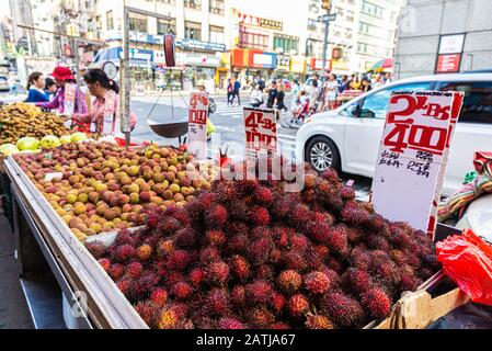 New York City, USA - 2 agosto 2018: Venditori in un mercato delle pulci di frutta e verdura su una strada a Chinatown, Manhattan, New York City, USA Foto Stock