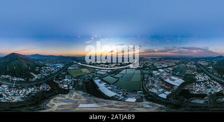 Visualizzazione panoramica a 360 gradi di Veduta aerea dei campi verdi rurali al confine con Hong Kong al tramonto