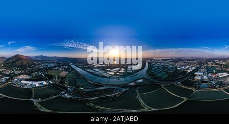 Visualizzazione panoramica a 360 gradi di Veduta aerea dei campi verdi rurali al confine con Hong Kong al tramonto