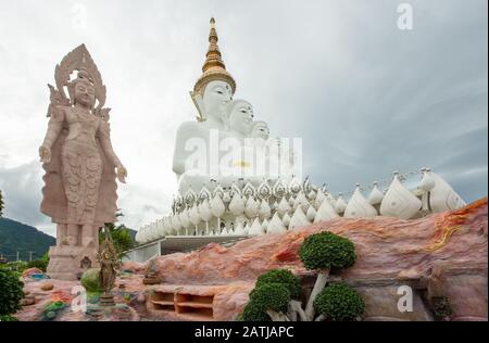 Statua Del Buddha Bianco Wat Pha Sorn Kaew Phet Cha Bun Thailandia. Foto Stock