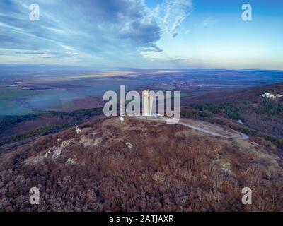 Vista con il drone del monumento dell'amicizia bulgaro-sovietica, costruito nel 1987 Foto Stock