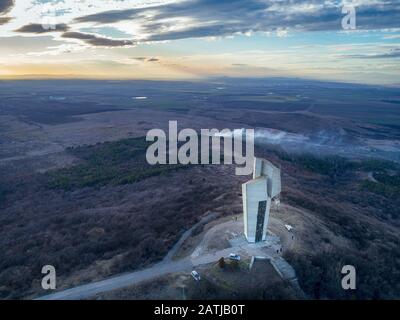 Vista con il drone del monumento dell'amicizia bulgaro-sovietica, costruito nel 1987 Foto Stock