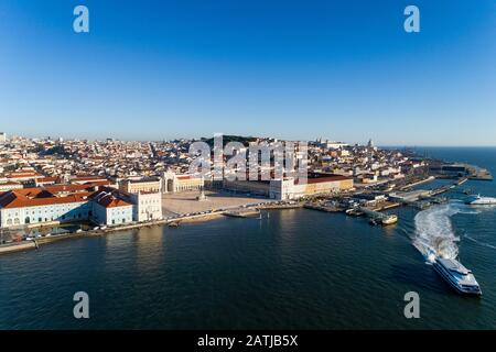 Veduta aerea dello skyline della città di Lisbona con Piazza Comercio, Il Quartiere Alfama e il fiume Tago, in Portogallo Foto Stock