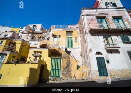 Procida (Italia) - Casa di colore tradizionale nel villaggio di Corricella, Procida, Italia meridionale Foto Stock