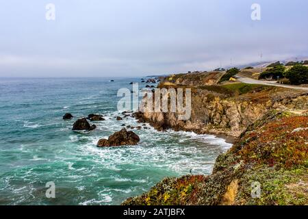 L'autostrada 1 si snoda lungo le scogliere sul mare vicino a Bodega Bay, California, Stati Uniti Foto Stock