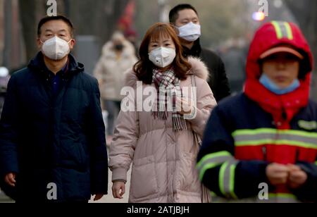 Pechino, Cina. 03rd Feb, 2020. Cinese indossare maschere protettive per il viso a causa della minaccia di coronavirus camminare lungo una strada nel centro di Pechino, Lunedi, 3 febbraio 2020. Il coronavirus, secondo i funzionari sanitari, ha ora superato la crisi della SARS con oltre 360 morti e circa 17.000 infetti cinesi. Foto di Stephen Shaver/UPI Credit: UPI/Alamy Live News Foto Stock