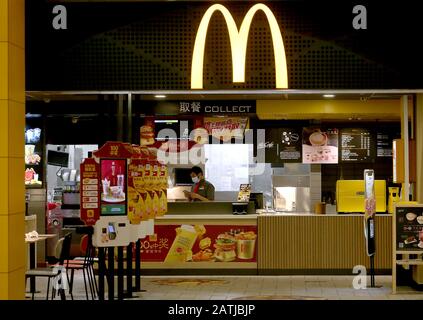 Pechino, Cina. 03rd Feb, 2020. Un McDonald's normalmente occupato è vuoto, in quanto il coronavirus è diventato una minaccia per Pechino lunedì 3 febbraio 2020. Il coronavirus, secondo i funzionari sanitari, ha ora superato la crisi della SARS con oltre 360 morti e circa 17.000 infetti cinesi. Starbucks, McDonald's, KFC e Pizza Hut hanno negozi chiusi in Cina. Foto di Stephen Shaver/UPI Credit: UPI/Alamy Live News Foto Stock