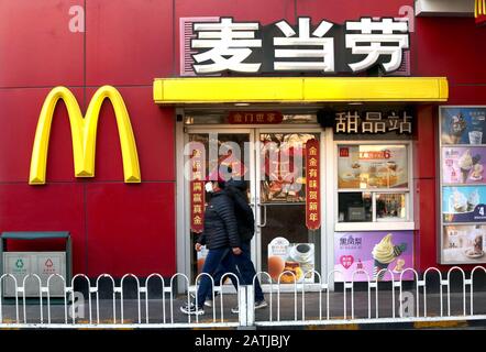 Pechino, Cina. 03rd Feb, 2020. Un uomo cinese cammina oltre un McDonald chiuso come il coronavirus è diventato una minaccia a Pechino Lunedi, 3 febbraio 2020. Il coronavirus, secondo i funzionari sanitari, ha ora superato la crisi della SARS con oltre 360 morti e circa 17.000 infetti cinesi. Starbucks, McDonald's, KFC e Pizza Hut hanno negozi chiusi in Cina. Foto di Stephen Shaver/UPI Credit: UPI/Alamy Live News Foto Stock