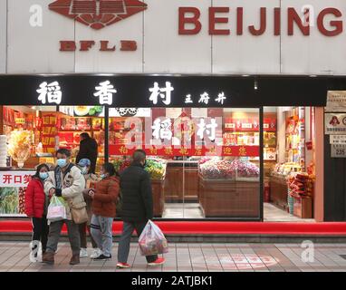 Pechino, Cina. 03rd Feb, 2020. Gli acquirenti cinesi che indossano maschere facciali protettive lasciano un negozio nel centro di Pechino lunedì 3 febbraio 2020. Il coronavirus, secondo i funzionari sanitari, ha ora superato la crisi della SARS con oltre 360 morti e circa 17.000 infetti cinesi. Starbucks, McDonald's, KFC e Pizza Hut hanno negozi chiusi in Cina. Foto di Stephen Shaver/UPI Credit: UPI/Alamy Live News Foto Stock