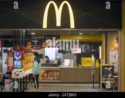 Pechino, Cina. 03rd Feb, 2020. Un McDonald's normalmente occupato è vuoto, in quanto il coronavirus è diventato una minaccia per Pechino lunedì 3 febbraio 2020. Il coronavirus, secondo i funzionari sanitari, ha ora superato la crisi della SARS con oltre 360 morti e circa 17.000 infetti cinesi. Starbucks, McDonald's, KFC e Pizza Hut hanno negozi chiusi in Cina. Foto di Stephen Shaver/UPI Credit: UPI/Alamy Live News Foto Stock