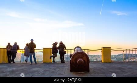 Procida, ITALIA - 3 GENNAIO 2020 - la Contrada di Terra Murata è il posto più alto di Procida ed è famosa per la Terrazza delle armi Foto Stock