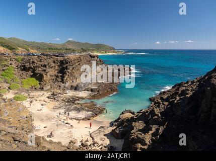 Waikiki, HI - 23 Gennaio 2020: I turisti nuotano a Halona Beach Cove vicino alla macchia di Oahu, Hawaii Foto Stock