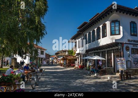 Edifici storici, nazionale bulgara in stile Revival, Petko Slaveykov Street in Tryavna, Bulgaria Foto Stock