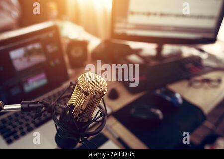 Microfono a condensatore dorato nella registrazione in studio per creare l'effetto sonoro per il creatore di contenuti Foto Stock