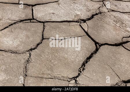 Fondo di terra secco e incrinato, letto di fiume essiccato in Himalaya, Nepal Foto Stock