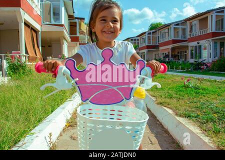 Felice bambina in bicicletta Foto Stock