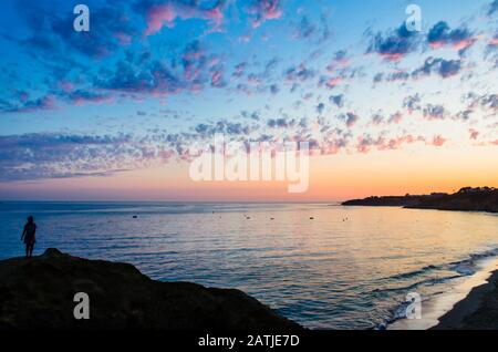 Tramonto sulla spiaggia di Santa Eulalia a Albufeira, regione dell'Algarve, Portogallo Foto Stock